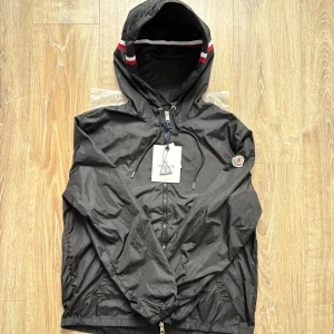 Moncler jacka - Säljer en Moncler vindjacka. Scan funkar. Storlek 3 (L) men passar 2 (M). Finns fler spännande artiklar på profilen. Kan sänka pris för snabb affär!!