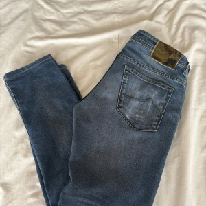 Jacob Cohen blå jeans - Snygga blå jeans från Jacob Cohen i klassisk straight fit. Jeansen har coola camouflage-detaljer på insidan av midjan och bakre patchen. Tillverkade i mjukt bomullsmaterial med slitningar för en avslappnad look. Perfekt för dig som gillar exklusiva och unika jeans. Passar w32