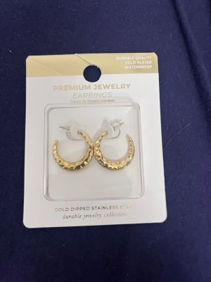 Guldiga örhängen  - Säljer dessa helt nya oanvända örhängen, guldpläterade och dessutom vattentäta, superbra kvalité, har två st hemma, skulle gett bort i present men blev ej av. 