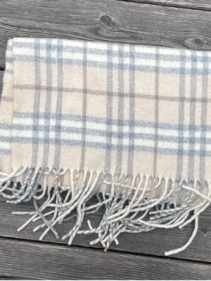 Burberry halsduk - Extremfet burberry halsduk i en jävligt vacker ljusbeige färg, den är väldigt mjuk och mysig och är i väldigt fint skick förutom några små defekter som inte syns när man använder halsduken, den är givetvis äkta och tveka inte över att skriva vid frågor etc