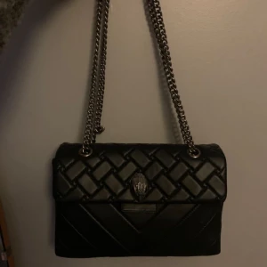 Kurt Geiger väska - Säljer min helt nya Kurt Geiger väska i svart, den är aldrig använd och är i fint skick💞 