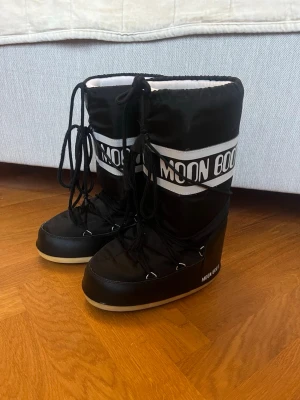 Svarta moonboots - Super snygga och varma skor från moonboot. Storlek 39-41
