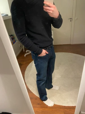 Levi's 501 mörkblå jeans W32 L32 - Levis 501 mörkblå i nyskick. Stilrena jeans som passar till många outfits. Nypris: 1000kr. Skickas inom en till två dagar. Kontakta mig om du har frågor!