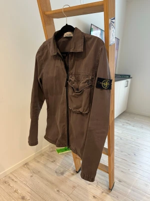 overshirt från Stone Island - Riktigt snygg overshirt från Stone Island i bra skick säljes billigt 