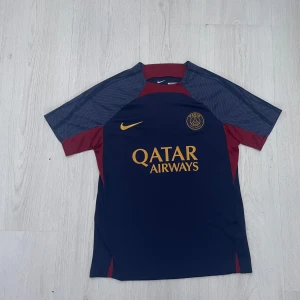 PSG Nike fotbollströja marinblå - Säljer en Paris Saint-Germain fotbollströja från Nike med Dri-Fit teknologi.  Köpt från unisport för ca 800 kr. Bara höra av sig om det finns några funderingar😃