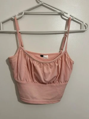Ljusrosa topp  - Ljusrosa topp, storlek S. Bortklippt lapp men den är från H&M
