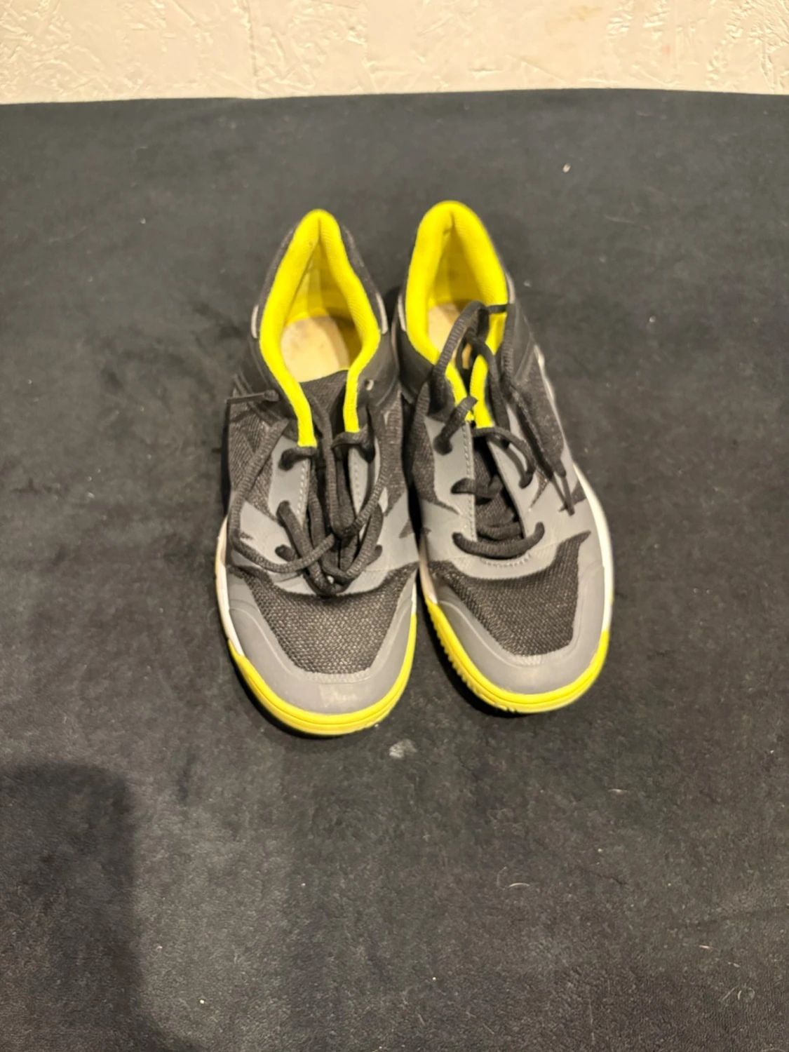 Grå och svarta sneakers med gul sula