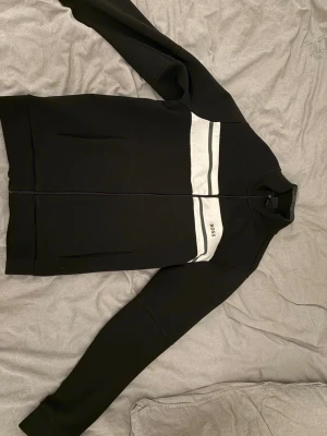 Hugo boss tröja  - Säljer denna Hugo boss tröja eftersom den blivit för stor för mig då jag gått ner i vikt storlek L 