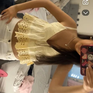 Gul Zara topp  - Superfin ljusgul topp från Zara med volanger och broderade håldetaljer. Toppen är helt ny, aldrig använd endast testad och lappen är kvar! Köpt för 260 men säljer för 220! Hör av dig vid funderingar🙌❤️