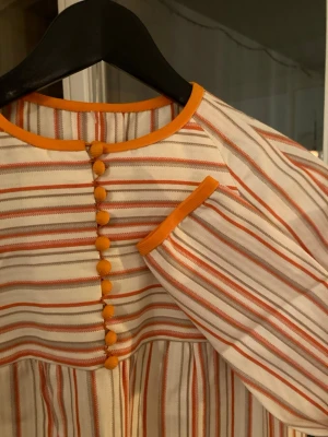 Klänning RETRO -från Boutique Turkosa - Söt vintageklänning med klädda knappar framtill i mycket bra skick säljes för 200 kr. Klänningen kommer är köpt i en vintagebutik men kommer ursprungligen från Boutique Turkosa. Inga synliga defekter. 