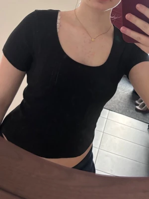 Svart topp -  Svart topp med mönster som är lite genomskinligt som man ser på bild två. Storlek 158/164 från hm tror jag!