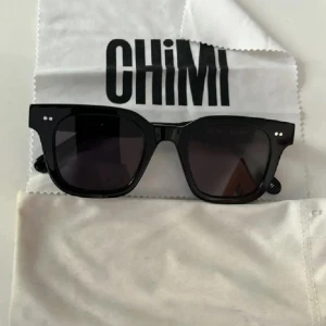 Svarta solglasögon från CHIMI - Svarta snygga CHIMI glasögon modell på glasögonen är CHIMI 04 dom har varit använd fåtal gånger så nästan nyskick. De medföljer även putsduk, dustbag, glasögonfodral och glasögon boxen. Hör gärna av er vid den minsta fundering:)