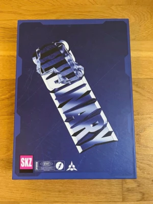 ODDINARY straykids - albumet innehåller allting (inte pre order benifits) ifall du vill see korten (3 st) säg bara till i dm annars är det en överraskning! Skadan på lilla bilden är pågrund av att jag satt den på vägen men allt annat är i perfekt skick. pris kan talas om.