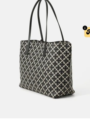 By Malene Birger väska  - Snygg väska från by malene birger, skriv för fler bilder💗ny pris 2800!