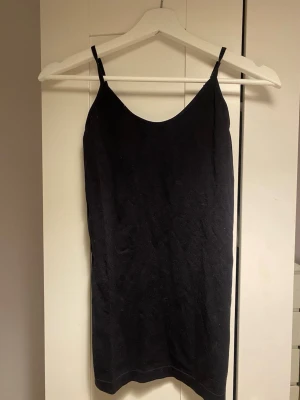 Linne - Bekvämt långt linne köpt på Gekås Ullared. Materialet består av 90% polyamid och 10% elastan vilket gör den mjuk och stretchig. 🫶🏼