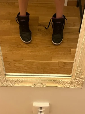 Adidas wedge sneakers - De liknar isabel marants och är då lite högklackade. Skit snygga och svåra att hitta🫰 Köpte second hand men använda av mig en gång, skriv om du har mer frågor 