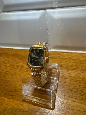 Elegant Quartz klocka  - 📦 Skickas alltid inom 24h 💬 Snabb och trygg kommunikation En liten detalj som lyfter hela din stil ✨ 