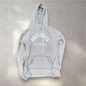 Grå hoodie från Hollister - Snygg vintage hollister hoodie. Storlek S sitter lite mer som XS, passar nog bäst på folk mellan ~164-175~ (jag är 178 den är lite kort på mig mun funkar ändå) Superfint skick. Skickar inom 24 timmar, hör av er vid frågor! Kolla gärna min profil för liknande plagg! 😀