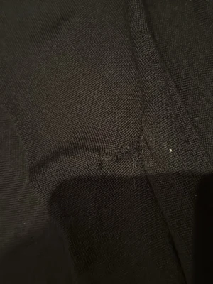 Svart stickad tröja med rund hals - En enkel svart stickad tröja med rund hals och långa ärmar. Tröjan har ribbade muddar vid ärmslut och nederkant, vilket ger en snygg och klassisk look. Perfekt att matcha med jeans eller kjol för en chill stil. Passar mer xs än small