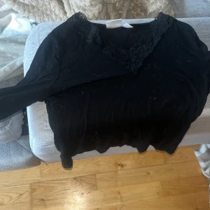 Svart blus med spets från Gina Tricot - Säljer en svart tröjas från Gina Tricot i storlek 158/164.. använd men i bra skick...