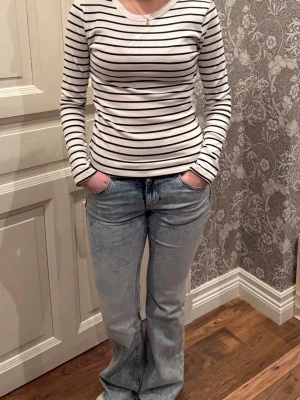 Svart/vit randig långärmad tröja  - Svart/vit randig långärmad tröja 