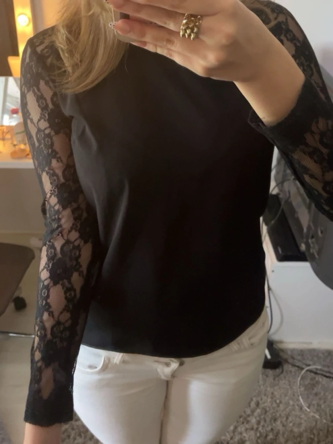 Svart tröja med spetsärmar - 1