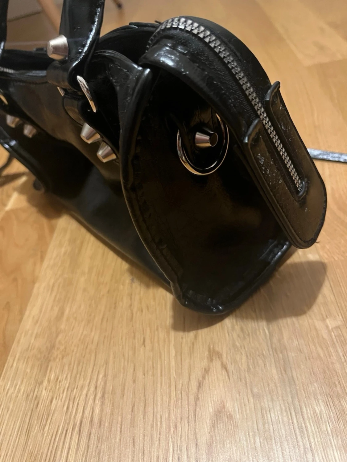 Svart handväska med nitar och dragkedja - 3