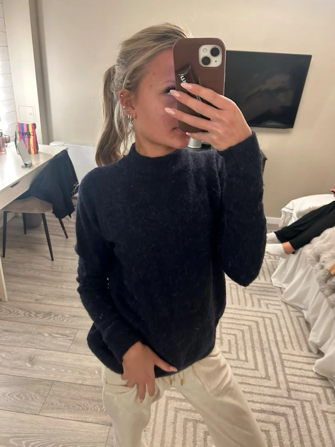 Mörkblå stickad tröja med rund hals