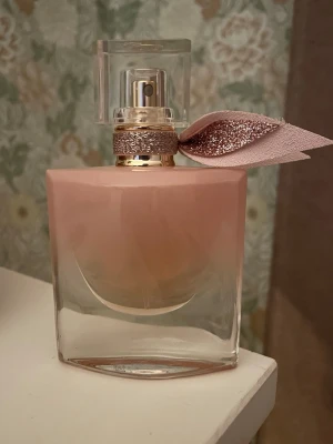 Lancôme La Vie est Belle Vanille Nude - Lancôme La Vie est Belle Vanille Nude Eau de Parfum, 30 ml. Säljes då jag inte använder den, köpt på Lyko för 900kr. Sprayat Max 10 sprut, nästan helt full. 💗 
