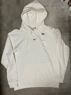 Nike vit Hoddie  - Helt ny med prislapp. Priset kan diskuteras 😊 liten stor i storlek så rekommenderas till storlek M (medium)