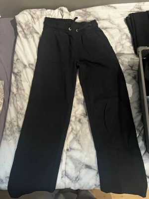 Svarta mjukisbyxor från lager 157 - Säljer dessa fina mjukisbyxor från lager 157, dom är lika russemerch men till ett billigare pris. Dom är använda flera gånger men i fint skick. Fickor på rumpan och benen. I storlek S. Köpta för 200 kr