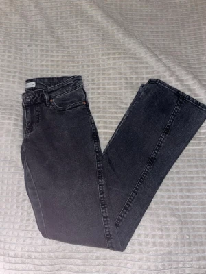 Svarta bootcut jeans med broderade fickor - Snygga svarta bootcut jeans från Gina tricot med broderade detaljer på bakfickorna samt streckade på framsida ben. Jeansen har klassisk femficksdesign, normal passform i stl 34. Livhöjd är low/mid (endast använda 1 gång)
