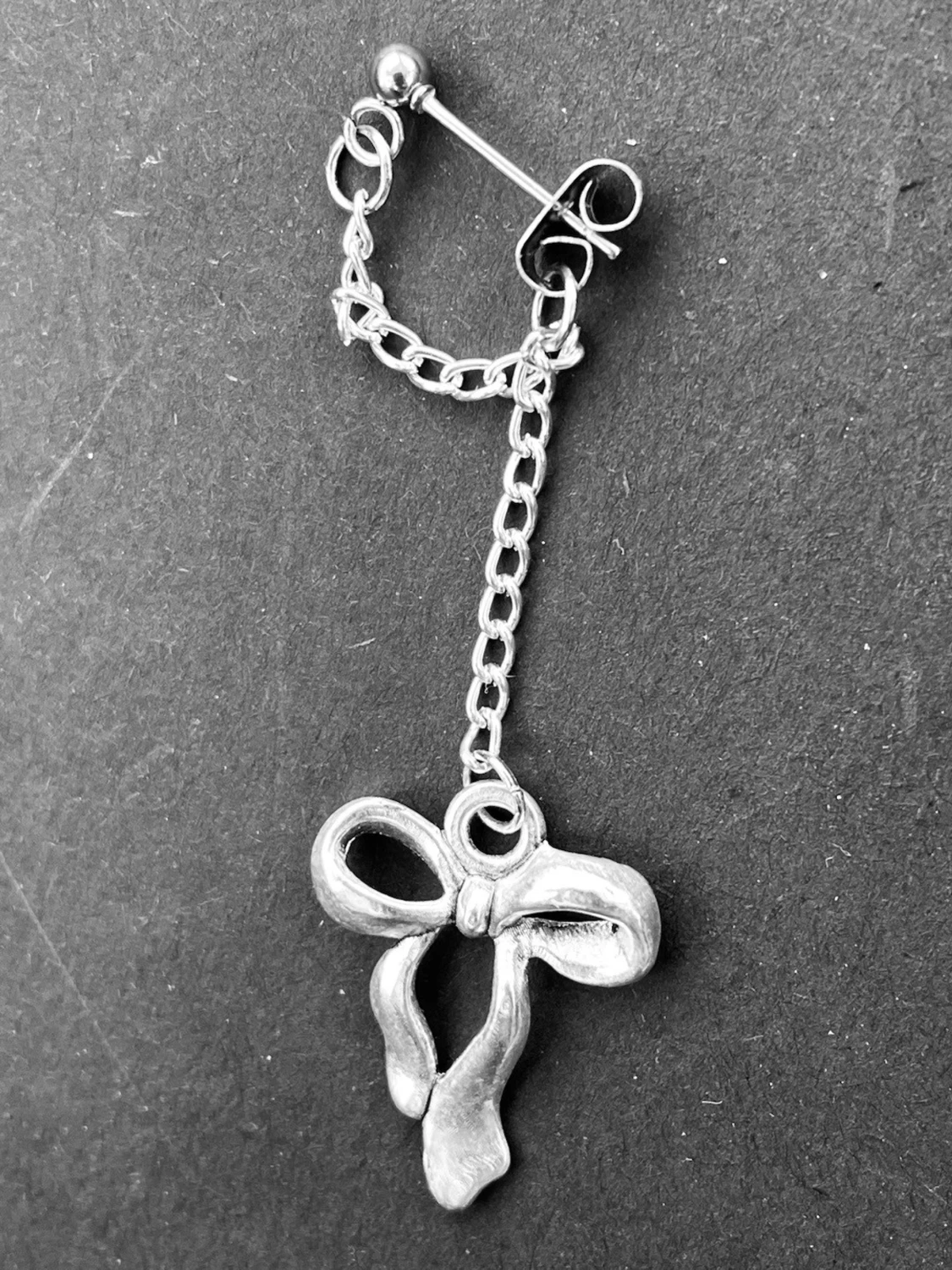 By prisförslag- 1 st Silvrig rosettörhänge med kedja - 1