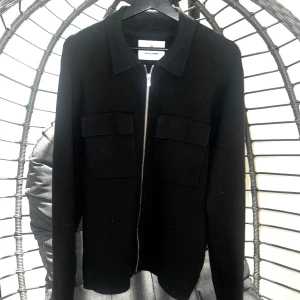 Hel zip  - Tja! Säljer nu min snygga tröja ifrån Jack and Jones, as bra skick på den. Knappt använd! Hör av er vid intresse! 👍