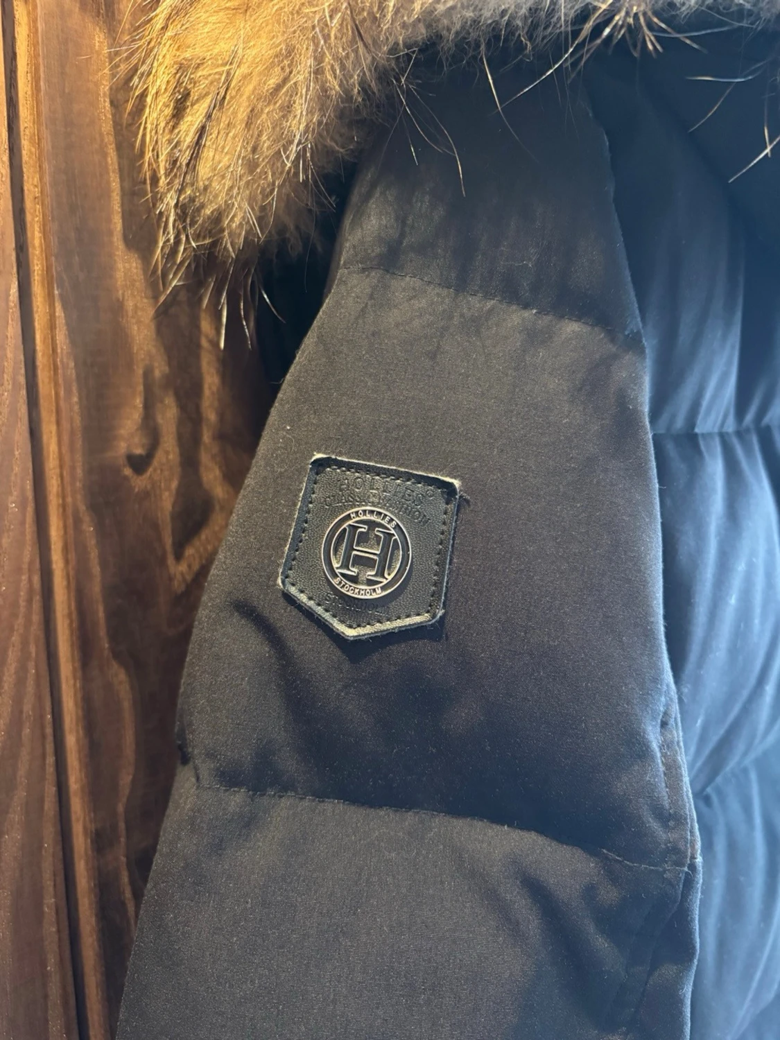 Svart dunjacka med pälskrage från Hollies - 3