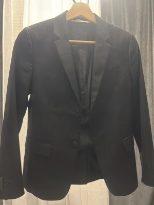 Kavaj - Säljer denna underbara kavaj från H&M då mitt barn har växt ur storleken. Denna kavaj har används ett par få gånger och har ett mycket bra sick. Pris går och sänka 