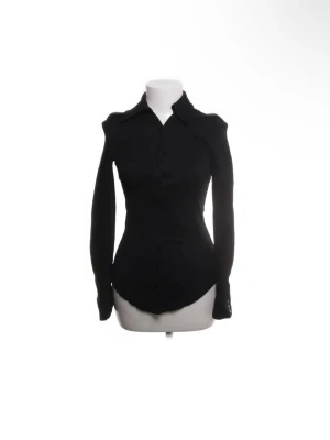 Svart zara skjorta - Den är rätt tajt i passformen skulle inte rekommendera om man har större byst område