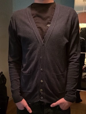 Mörkblå kofta - Snygg mörkblå kofta från Violent Dreaming. Använt fåtal gånger 