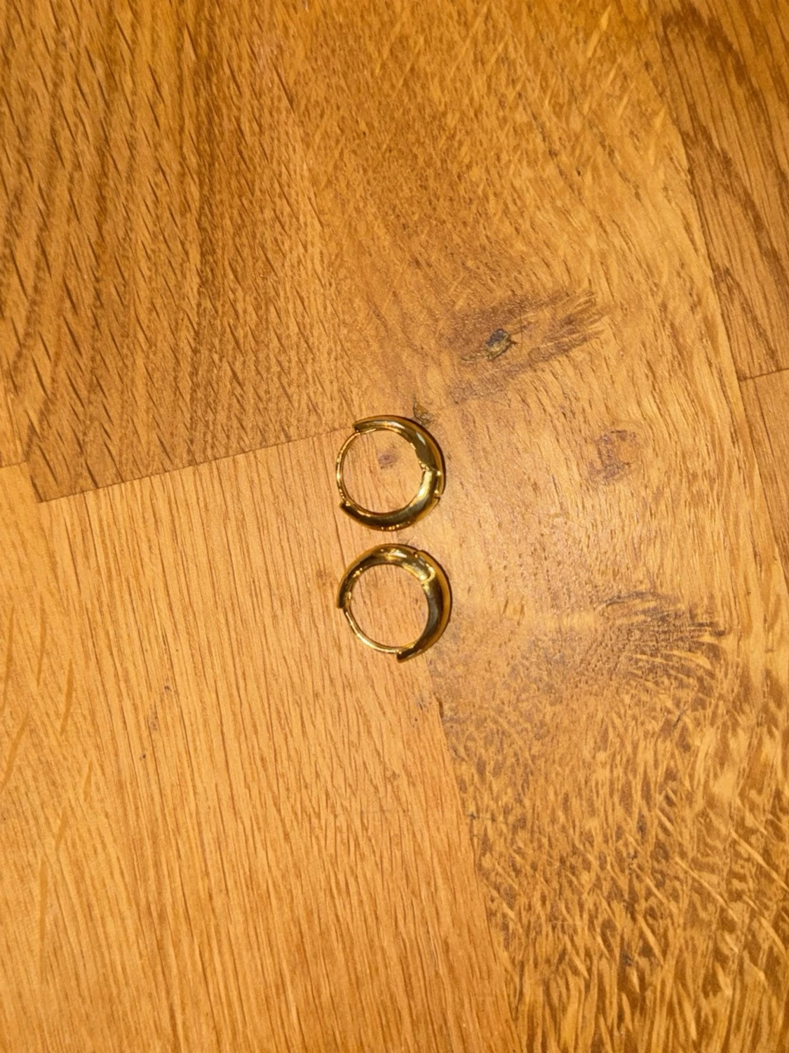 Guldiga örhängen från Avotto - 2