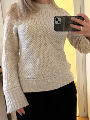 Stickad tröja - Benvit stickad tröja köpt från Nelly💕