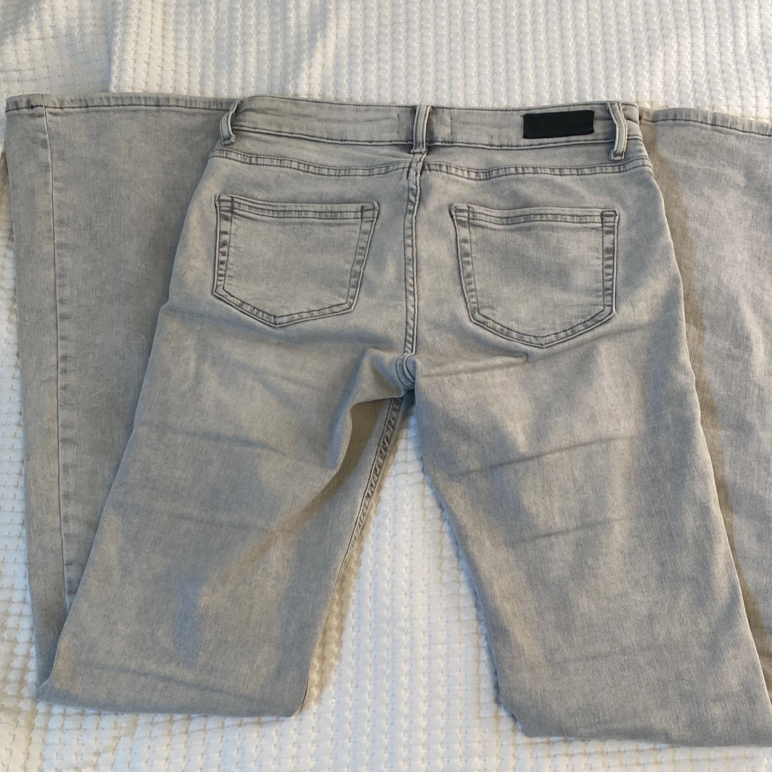 Ljusgrå bootcut jeans från Only - 3