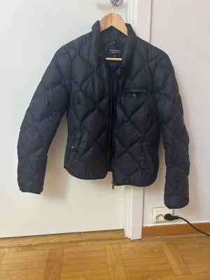 Svart quiltad pufferjacka Peak Performance - Säljer en svart pufferjacka från Peak Performance i storlek M men passar för folk som har storlek S. Jackan har quiltat mönster, dragkedja framtill och en bröstficka med dragkedja. Perfekt för kyliga dagar och riktigt snygg till streetwear-stilen.