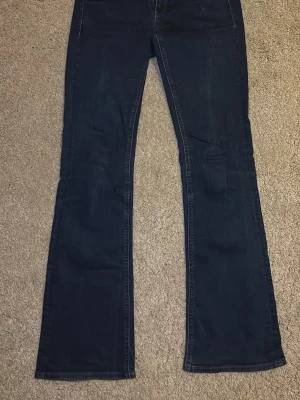 Mörkblå G-Star RAW 3301 jeans bootcut - Säljer ett par mörkblå jeans från G-Star RAW, modell 3301. Jeansen är lågmidjade och bootcut.