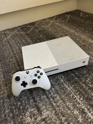 Xbox One S - Xbox One S i vitt med tillhörande trådlös handkontroll. Kablar ingår. kontrollen har lite stick drift men funkar att spela med. Pris kan diskuteras.