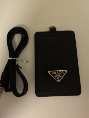 Svart plånbok med axelrem - Säljer en helt ny plånbok med axelrem