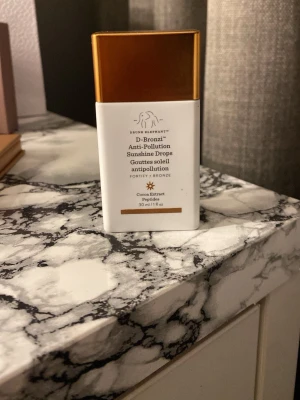 Drunk Elephant D-Bronzi Sunshine Drops - Drunk Elephant D-Bronzi Anti-Pollution Sunshine Drops med kakaoextrakt och peptider. Använd ändast 2 gånger, helt full och nyskick 