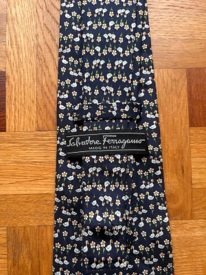 Ferregamo slips - Lyxslips från Salvatore Ferregamo. Otroligt fint mönster som man bara ser om man kollar noga. Kul detalj! 