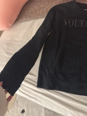 Zadig tröja - Det är en Zadig tröja som är svart med svart glitter på märket,bra skick.vet ej storleken för det står ej i tröjan med jag tycker den sitter som stl 152.