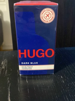 Hugo boss parfym  -   Hugo Boss Dark Blue EDT 75 ml – Ny & Oöppnad Ny parfym, obruten förpackning. Travel Exclusive. Pris: 450