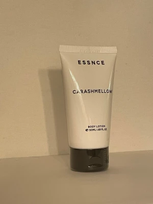 Essnce Carashmellow Body Lotion 50ml - Body lotion från Essnce i en vit tub med svart lock, doft av karamell, mjölk och vanilj.  50 ml och är tillverkad i Frankrike. Innehåller ingredienser som glycerin och parfym, och är fri från animaliska råvaror. Oöppnad otestad 